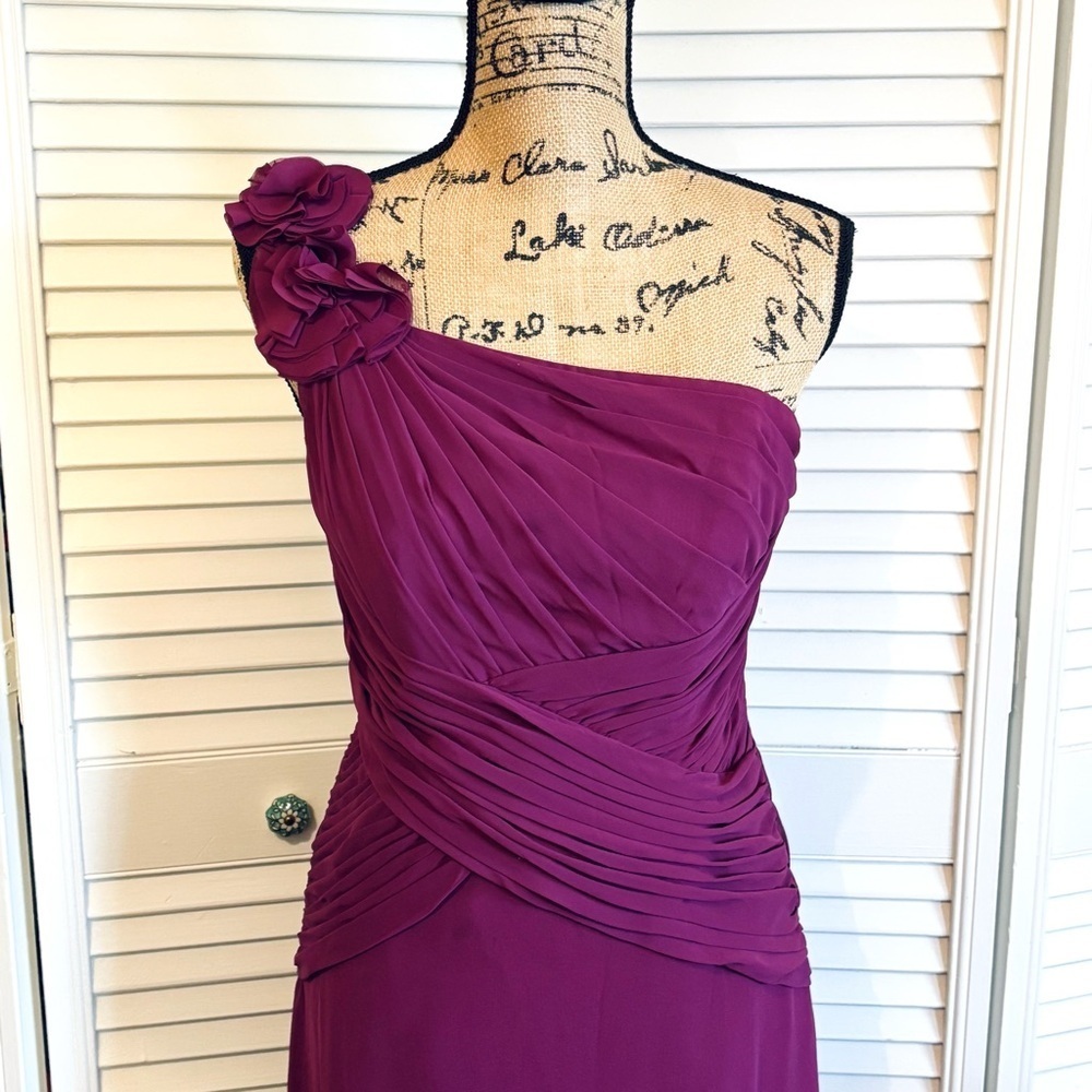 David’s Bridal Plum Purple One Shoulder Ruched Chiffon Maxi Formal Dress Size 6 - Picture 3 of 7